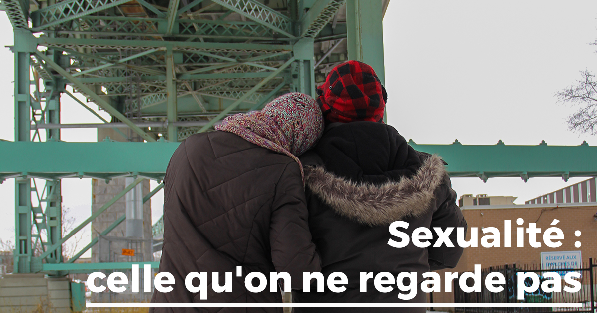 Deux personnes se collent sous le pont Jacques-Cartier