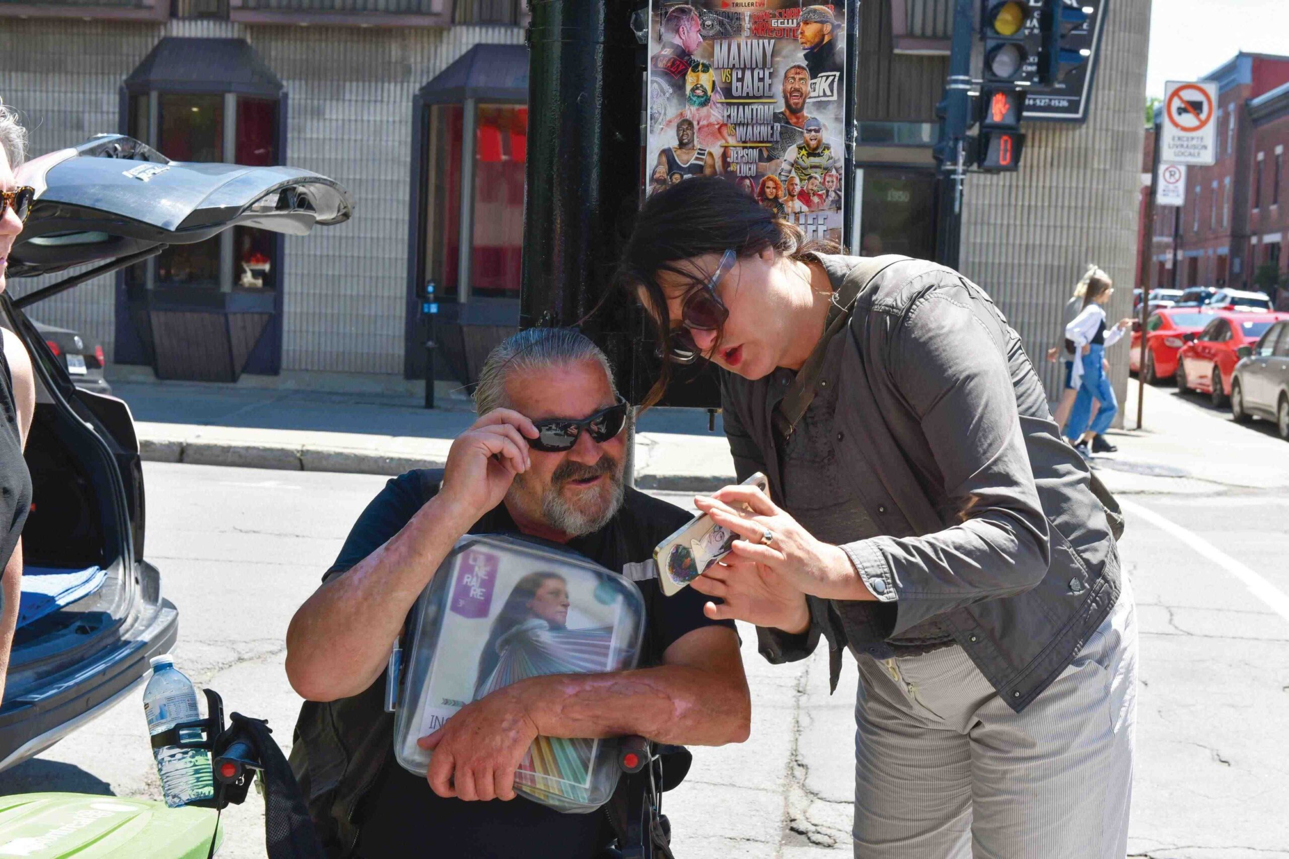 Un camelot de L'Itinéraire avec la directrice générale de Street roots